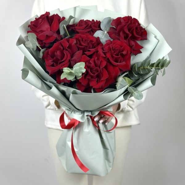 7 красных французских роз с эвкалиптом