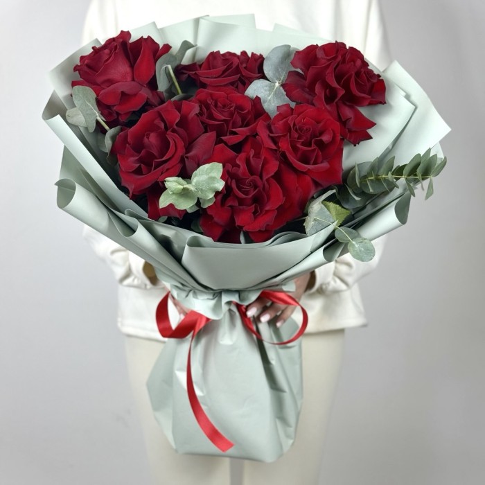 Букет 7 красных французских роз с эвкалиптом
