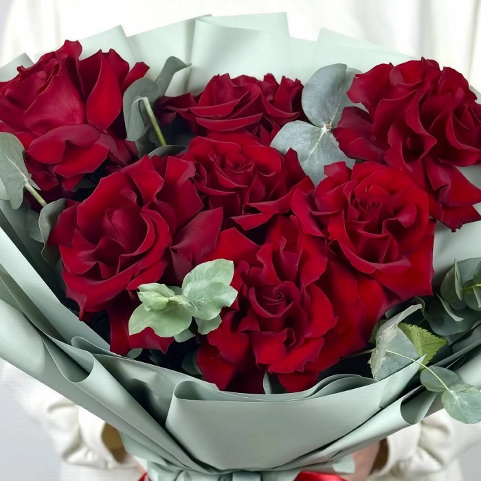 Букет 7 красных французских роз с эвкалиптом