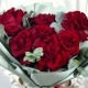 Букет 7 красных французских роз с эвкалиптом