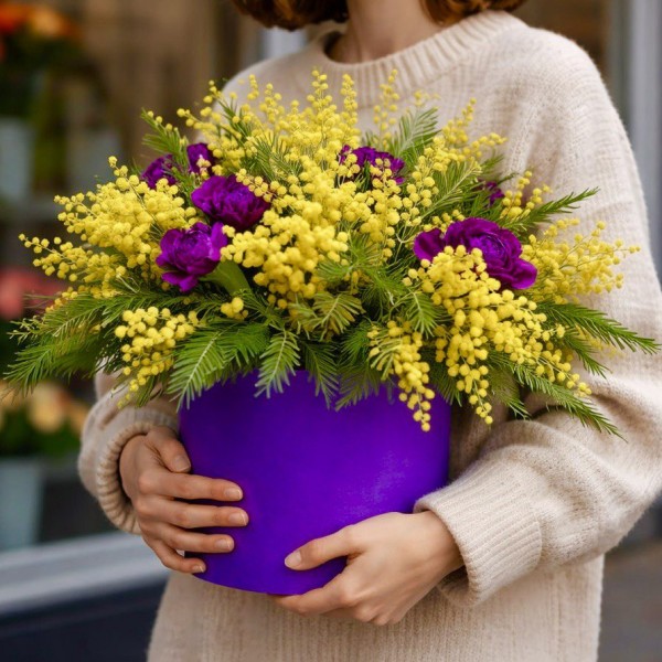 7 мимоз и 7 тюльпанов в шляпной коробке