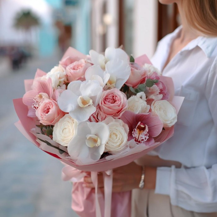 Букет 7 орхидей и бело-розовые розы