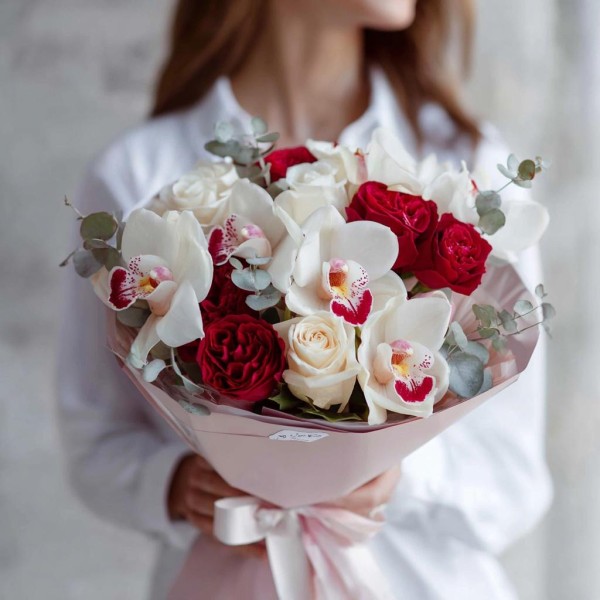 7 орхидей с красно-белыми розами