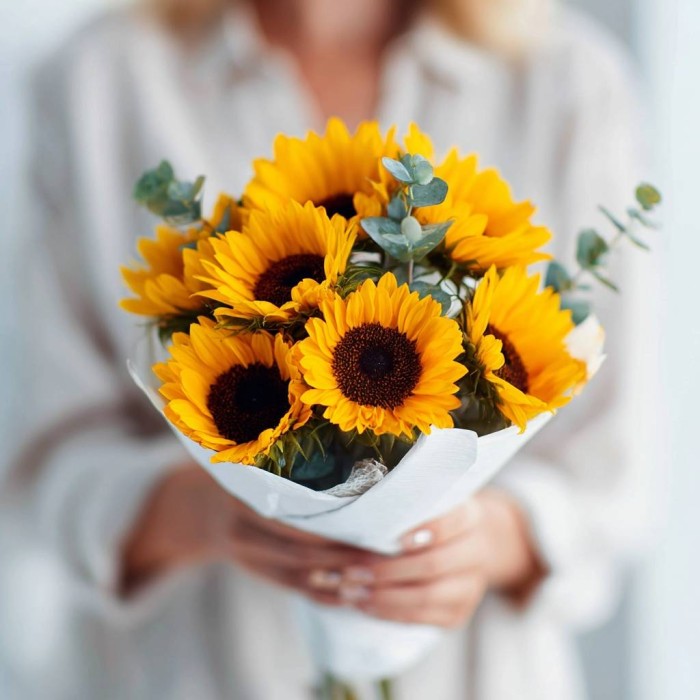 Букет 7 подсолнухов с эвкалиптом
