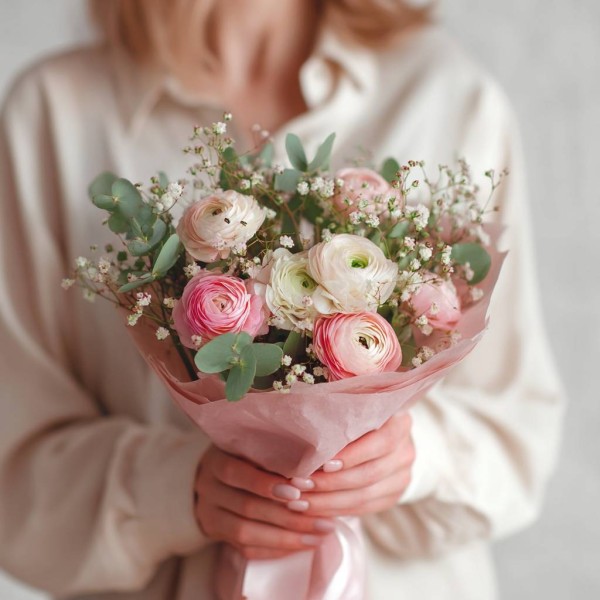 7 ранункулюсов с гипсофилой