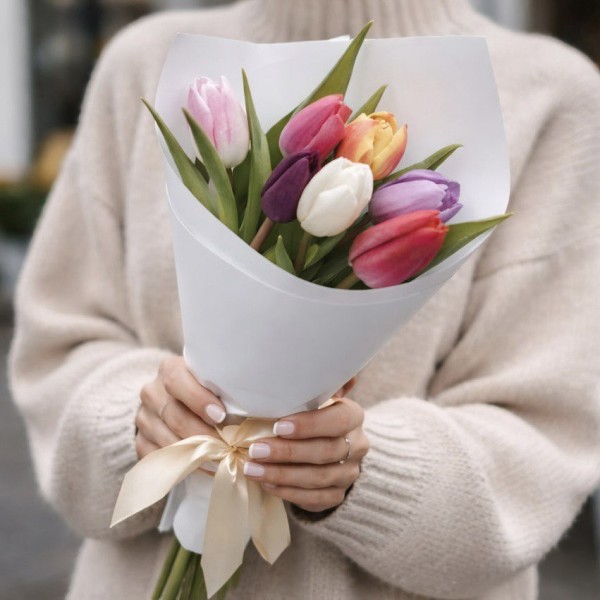 7 разноцветных тюльпанов