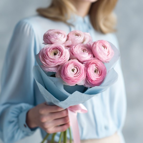 Букет 7 розовых ранункулюсов