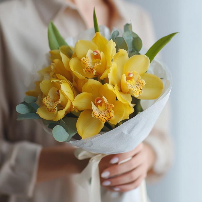 Букет 7 желтых орхидей