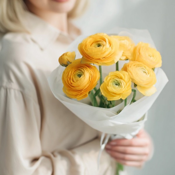 Букет 7 желтых ранункулюсов