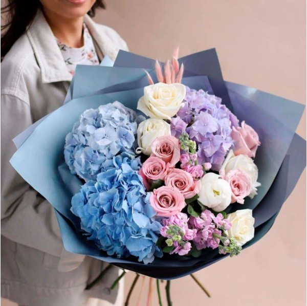 Гортензии и розы в букете