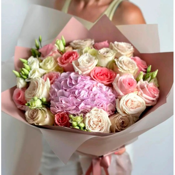 Гортензия и нежные розы в букете