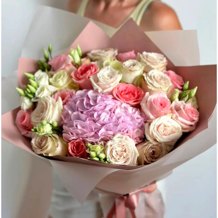 Букет Гортензия и нежные розы в букете