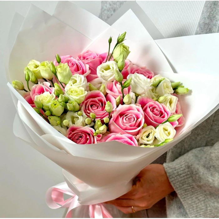 Букет розовые розы с эустомой