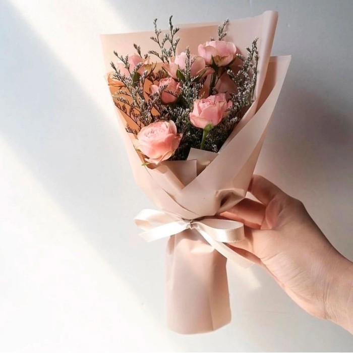 Мини букет из пионовидной кустовой розы