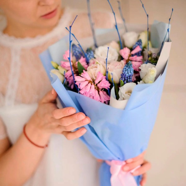 Розы с гиацинтами в букете