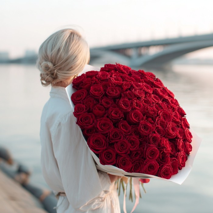 Букет 80 красных роз