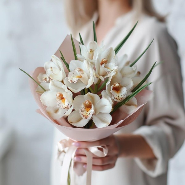9 белых орхидей