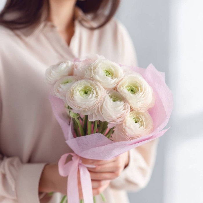 Букет 9 белых ранункулюсов