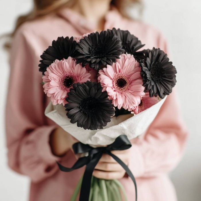 Букет 9 черно-розовых гербер