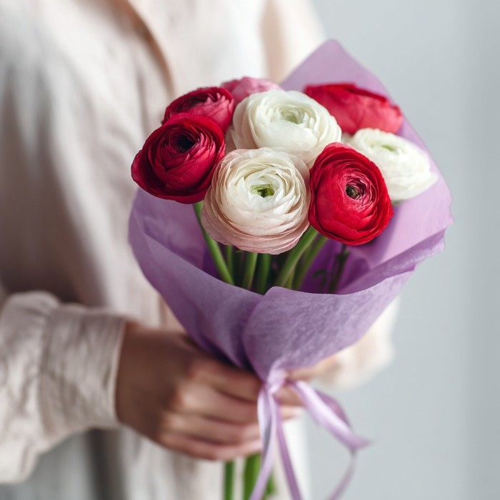 Букет 9 красно-белых ранункулюсов