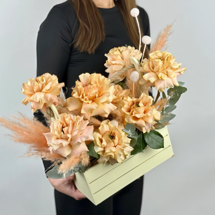 9 кремовых французских роз в ящичке