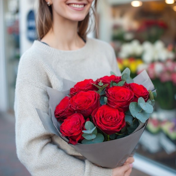 9 малиновых роз с эвкалиптом