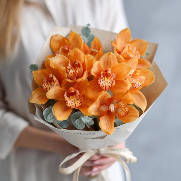 Букет 9 оранжевых орхидей