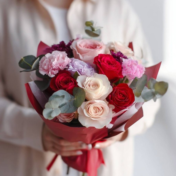 9 роз с гвоздикой и эвкалиптом