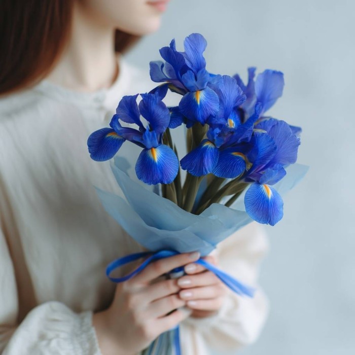 Букет 9 синих ирисов