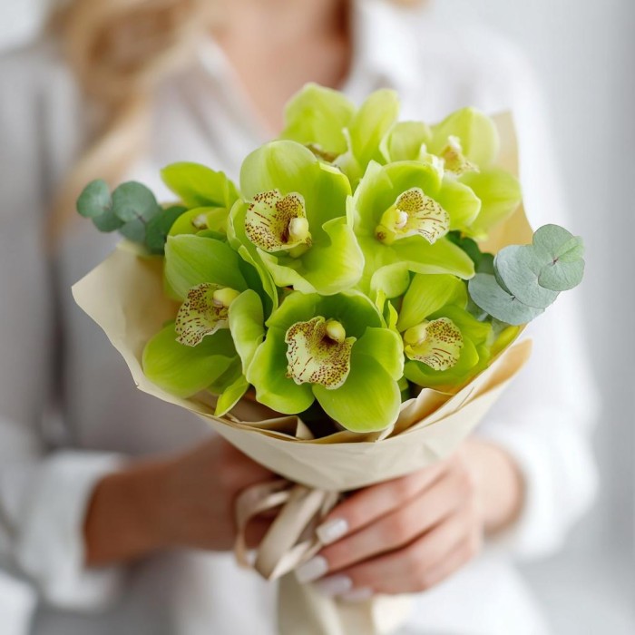 Букет 9 зеленых орхидей