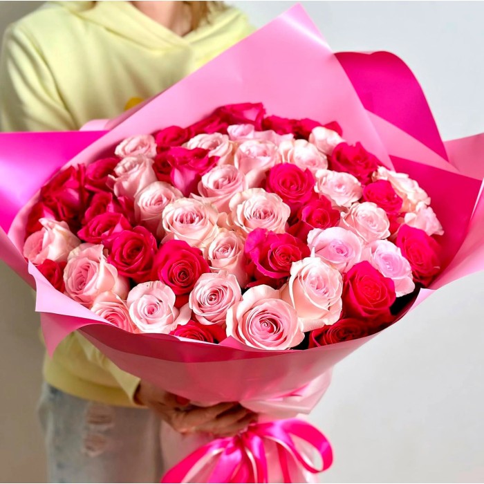 Букет 51 роза в розовой упаковке