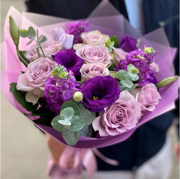 Фиолетовый букет из роз и эустом
