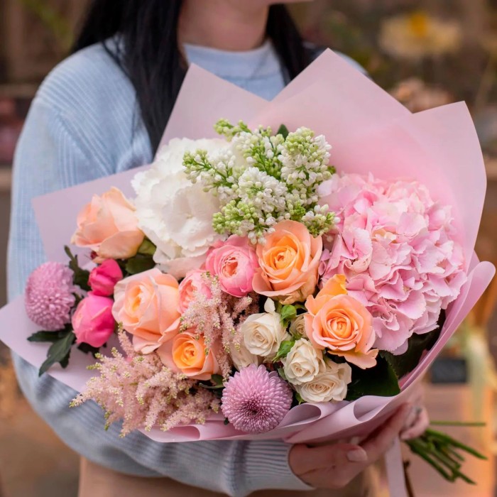 Букет Гортензия и розы с маттиолой