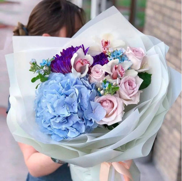 Гортензия и розы в букете