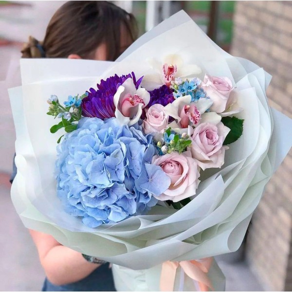 Гортензия и розы в букете