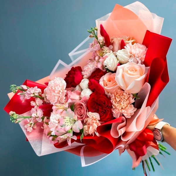 Красный букет из роз и маттиолы