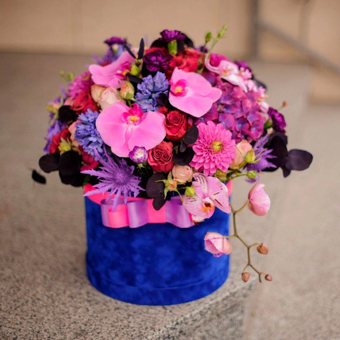 Орхидеи, гортензии и розы в коробке