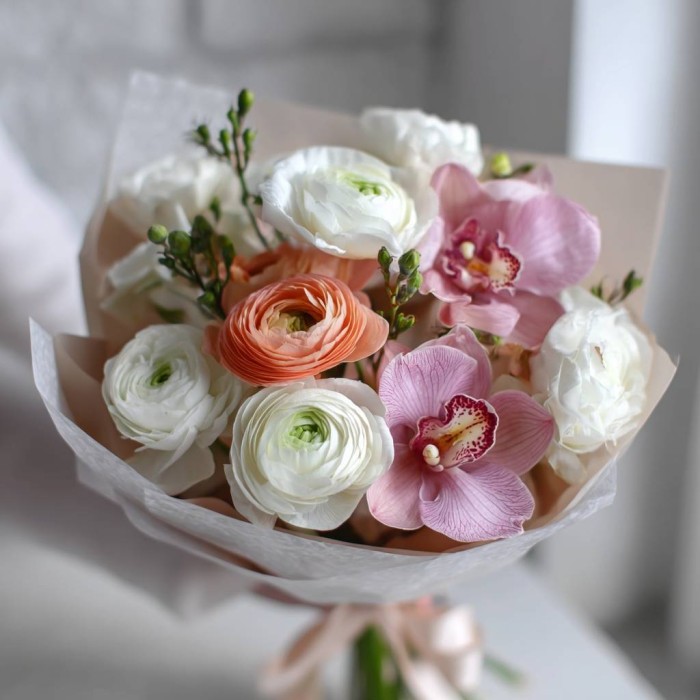Белые ранункулюсы с орхидеями