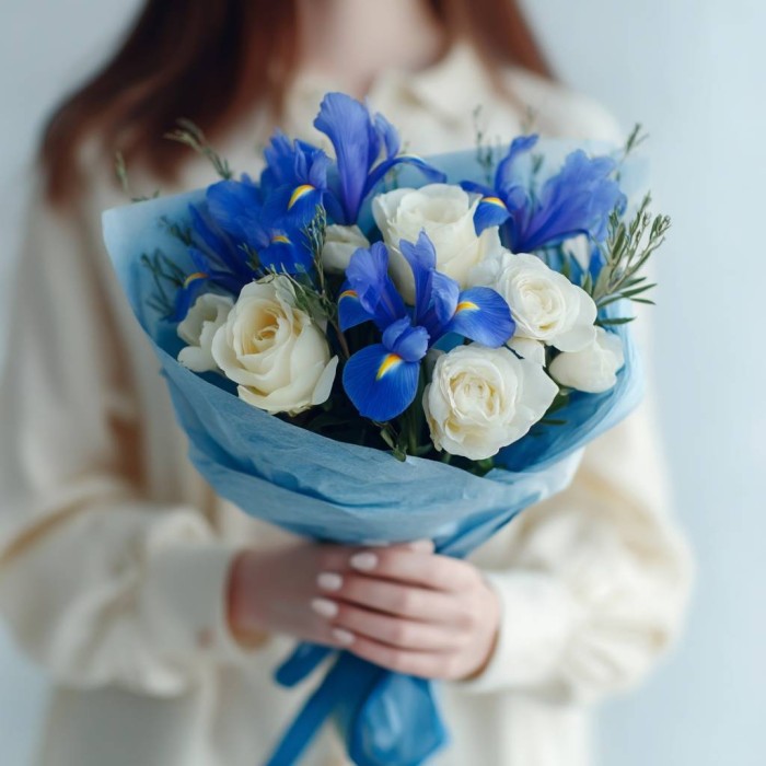 Букет белые розы и ирисы