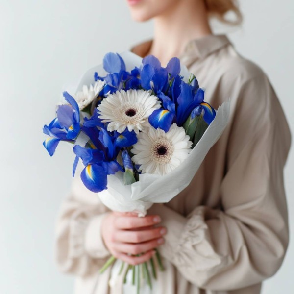 Букет Ирисы с белыми герберами