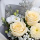 Букет из кремовых роз с астильбой