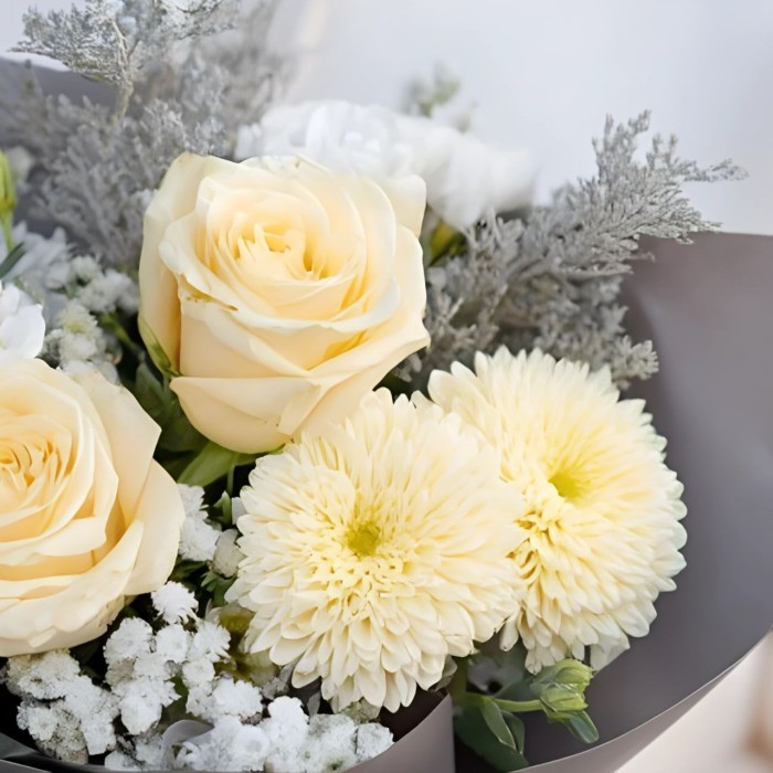 Букет из кремовых роз с астильбой