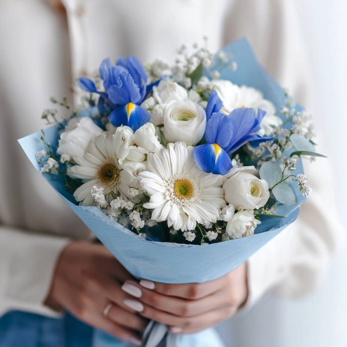 Букет из ромашек и ирисов