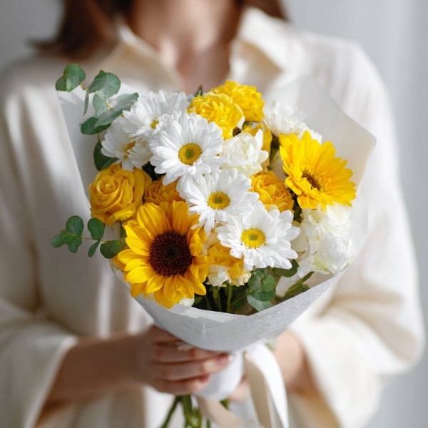 Букет из ромашек и подсолнухов