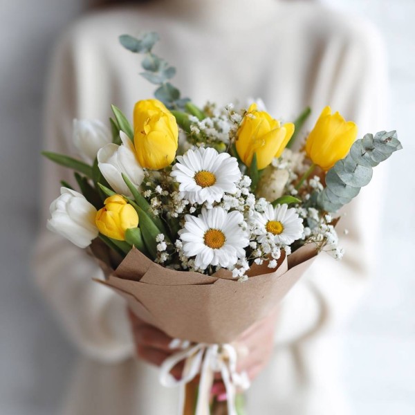 Букет из ромашек и тюльпанов