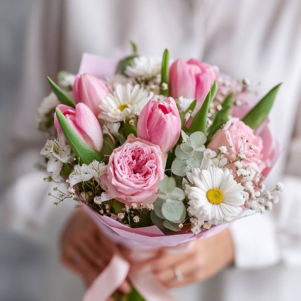 Букет с ромашками, пионовидными розами и тюльпанами