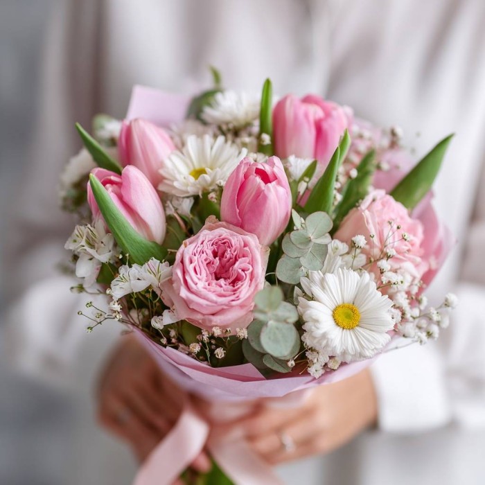 Букет из ромашек, пионовидных роз и тюльпанов