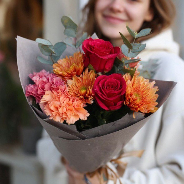 Букет красных роз с хризантемой