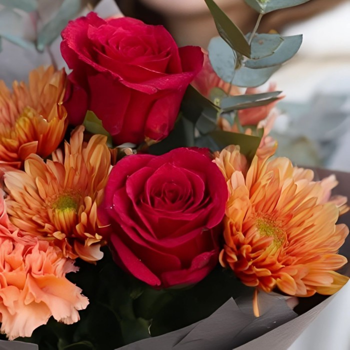 Букет красных роз с хризантемой
