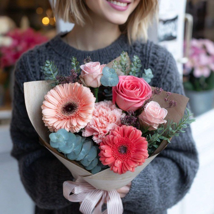 Букет нежных роз со статицей и герберой